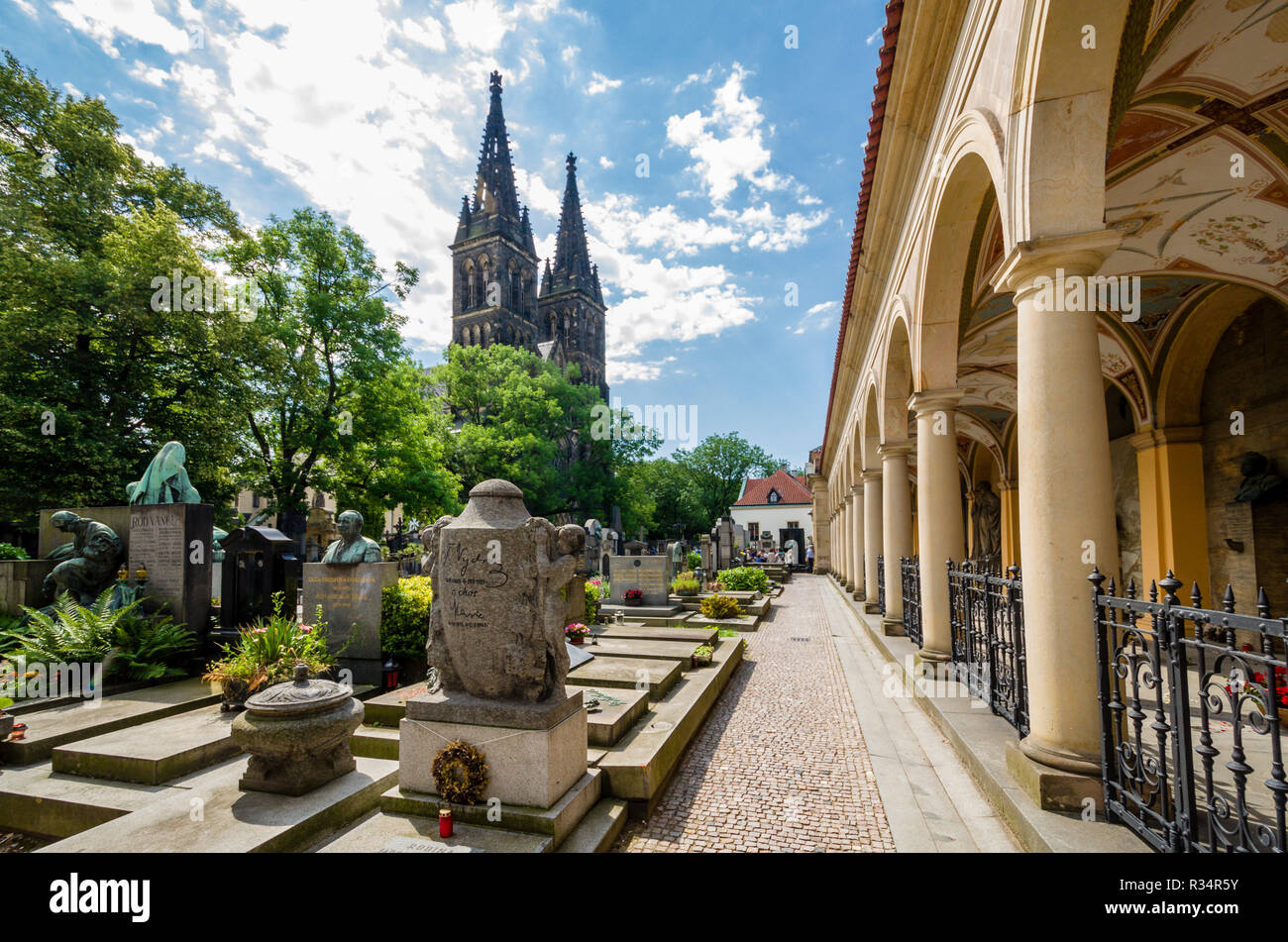 Dettagli del cimitero di Vyšehrad con la Chiesa di San Pietro e Paolo Foto Stock