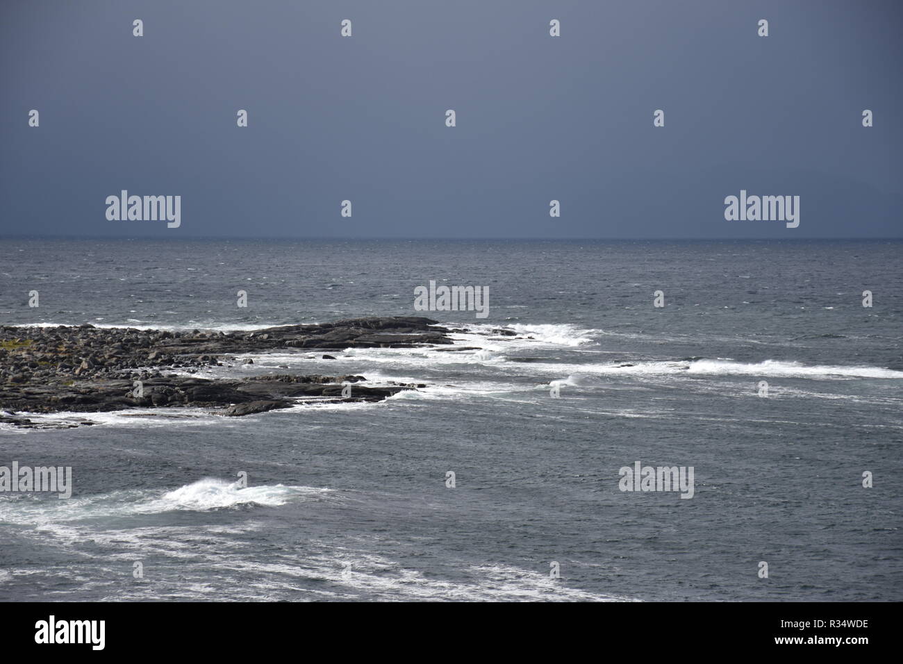 Andenes, Andøya, Vesterålen, Bukkekjerka, Felsküste, Atlantik, Norwegen, Brandung, Wildnis, stürmisch, in Wellen, Belgium.Wellen, Gischt, Fv 974, 974, Stein, Fels, selvatici, Foto Stock