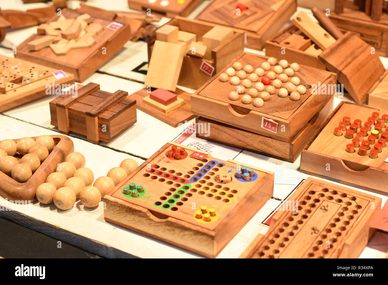 Giochi tradizionali realizzati in legno Foto Stock