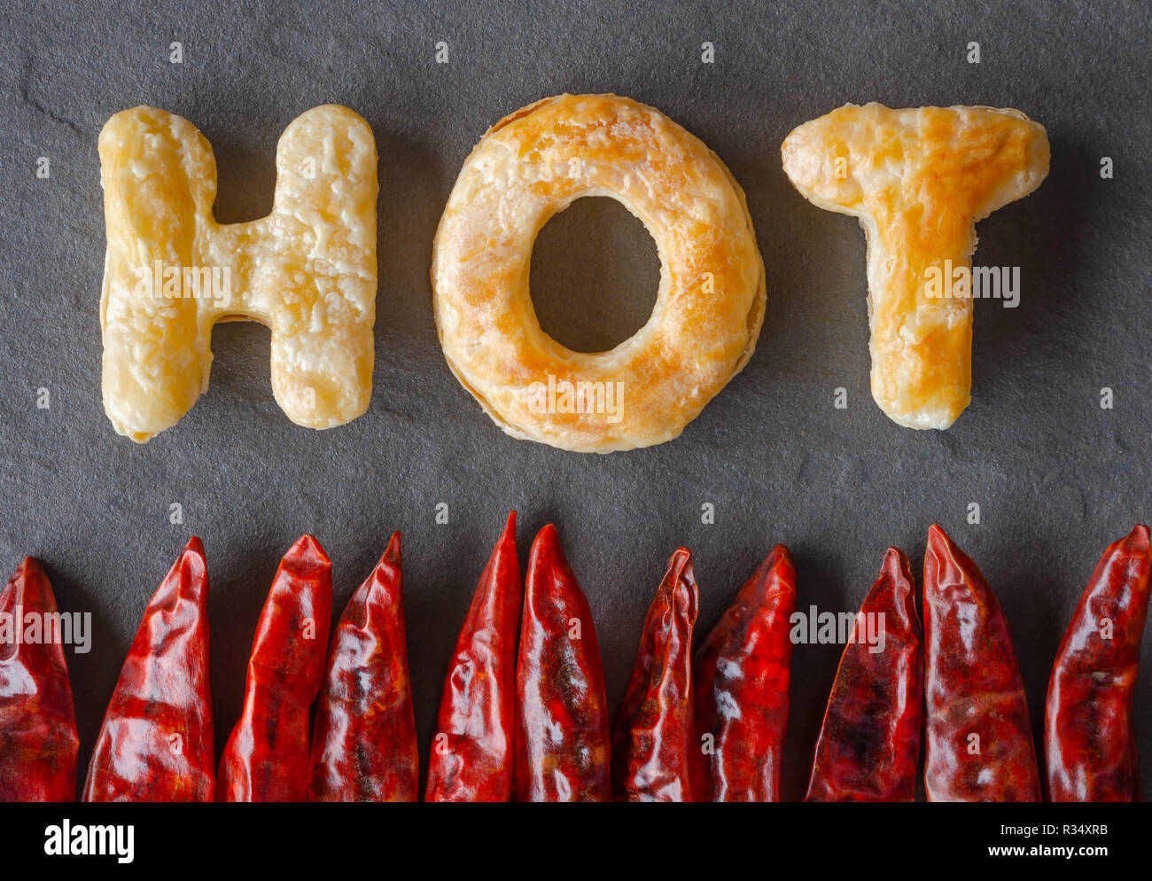 Hot Stuff - gustosa pasta sfoglia lettere scrivi la causa del calore al di sotto. Foto Stock