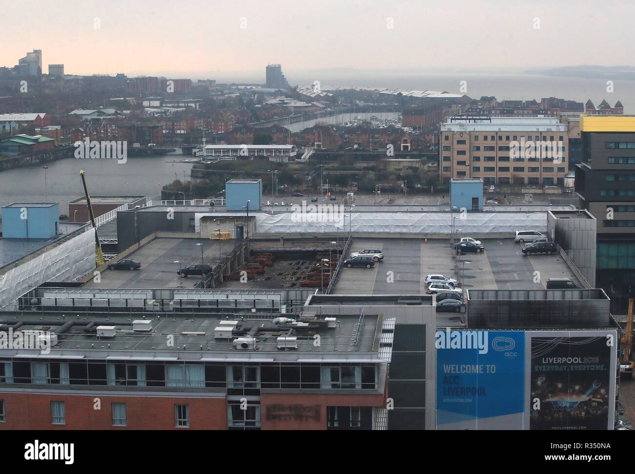 Una vista del multi-storey Liverpool Waterfront Parcheggio vicino all'Echo Arena che fu distrutto da un incendio il Capodanno 2017. Il lavoro inizia il mercoledì di rimuovere quasi 1200 autovetture che sono stati catturati in blaze e a demolire l'edificio di 7 piani del parcheggio auto. Foto Stock