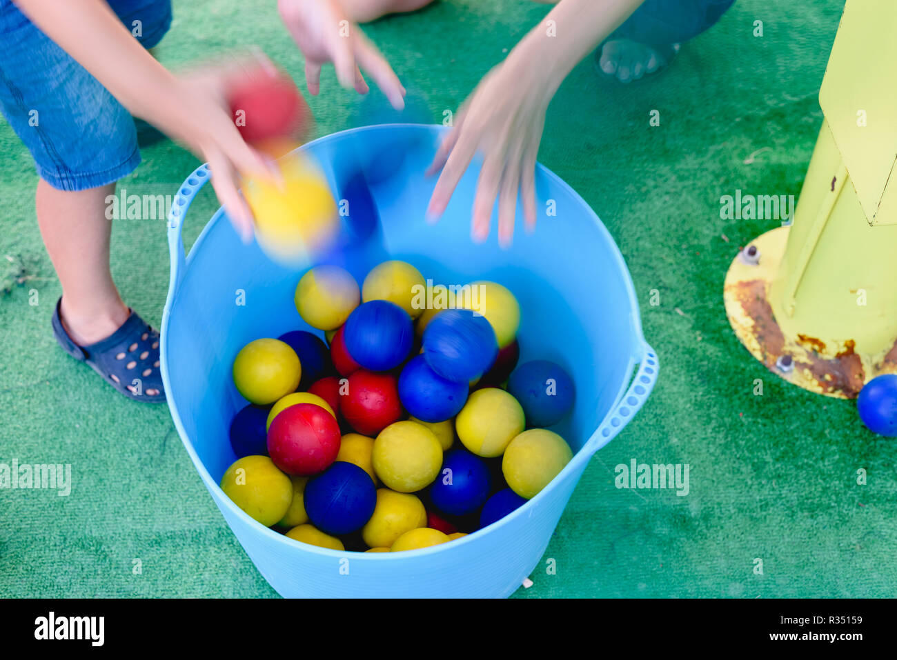 La benna piena di colorati sfere di plastica per giocare. Foto Stock