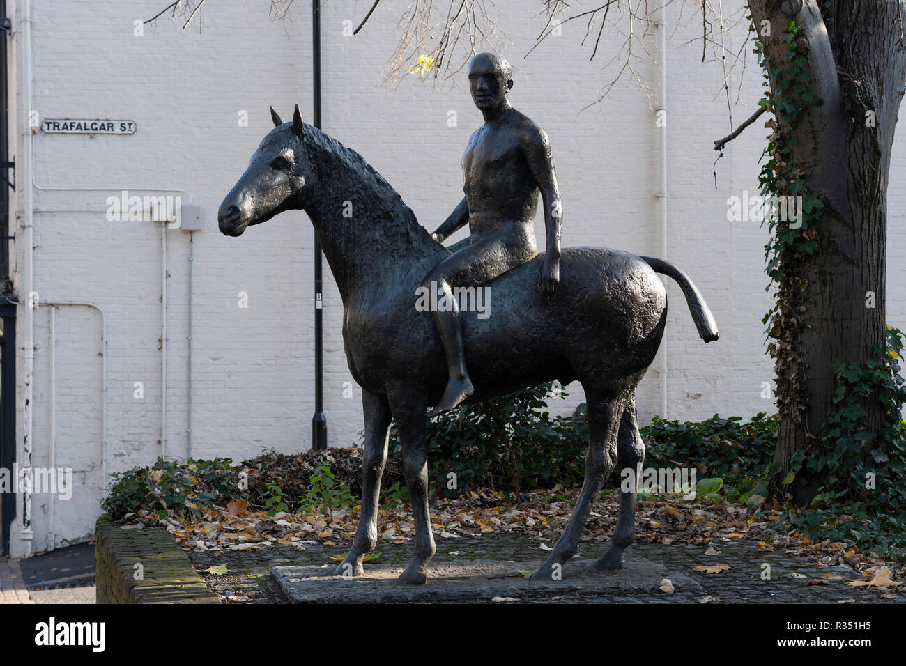 Cavallo e cavaliere (FCR 242) è un 1974 equestre in bronzo scultura da Elisabeth Frink in Winchester, Hampshire, Inghilterra Foto Stock