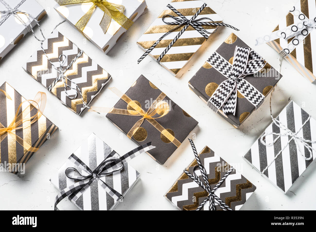 Sfondo di natale con oro e nero presente casella. Foto Stock