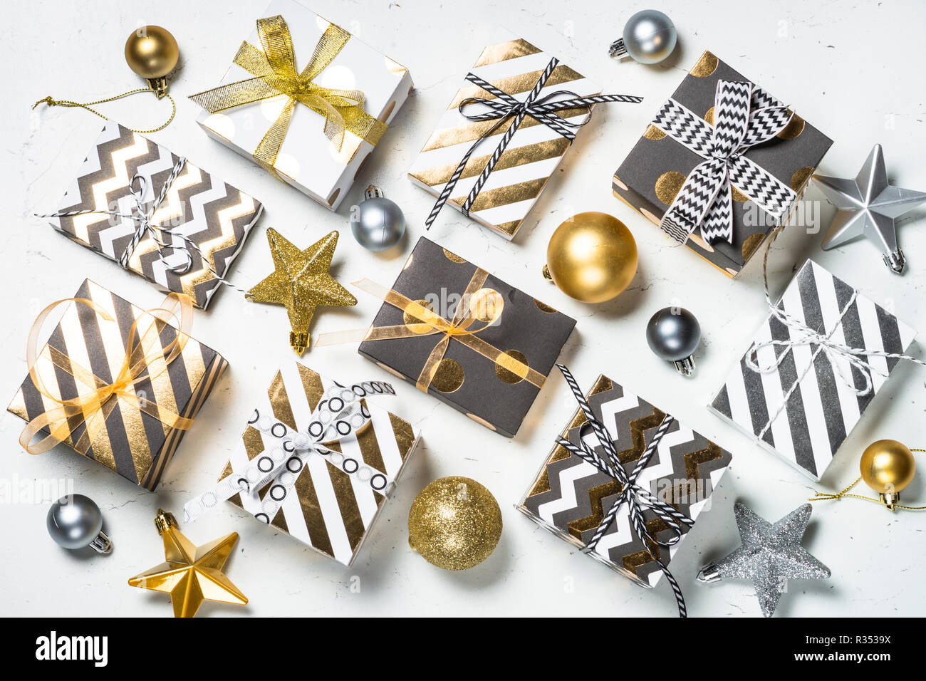 Sfondo di natale con oro e nero presente casella. Foto Stock