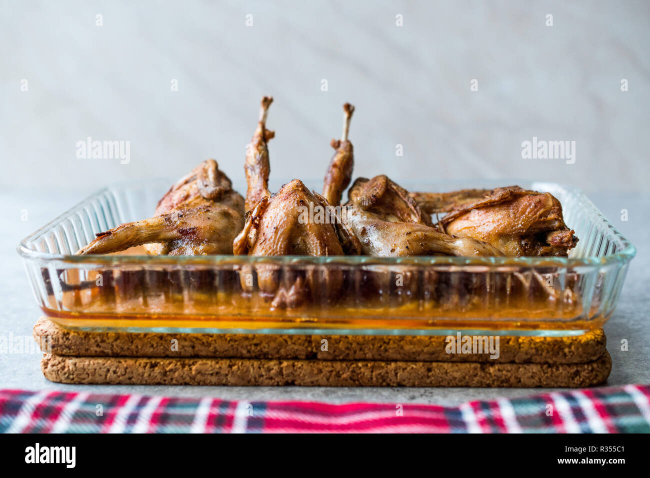 Croccante arrosto di carne di quaglia in recipiente di vetro / piccolo fritto di polli. Alimenti biologici. Foto Stock