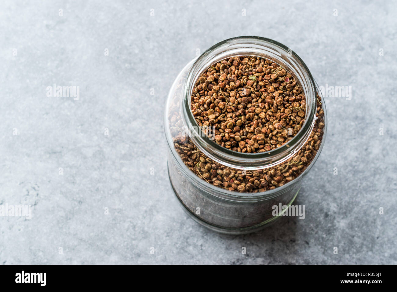 Un vasetto di semi di sommacco / raccolte Malosma Laurina Laurel Sumak. Spice organico. Foto Stock