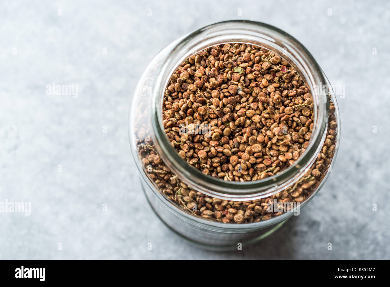 Un vasetto di semi di sommacco / raccolte Malosma Laurina Laurel Sumak. Spice organico. Foto Stock