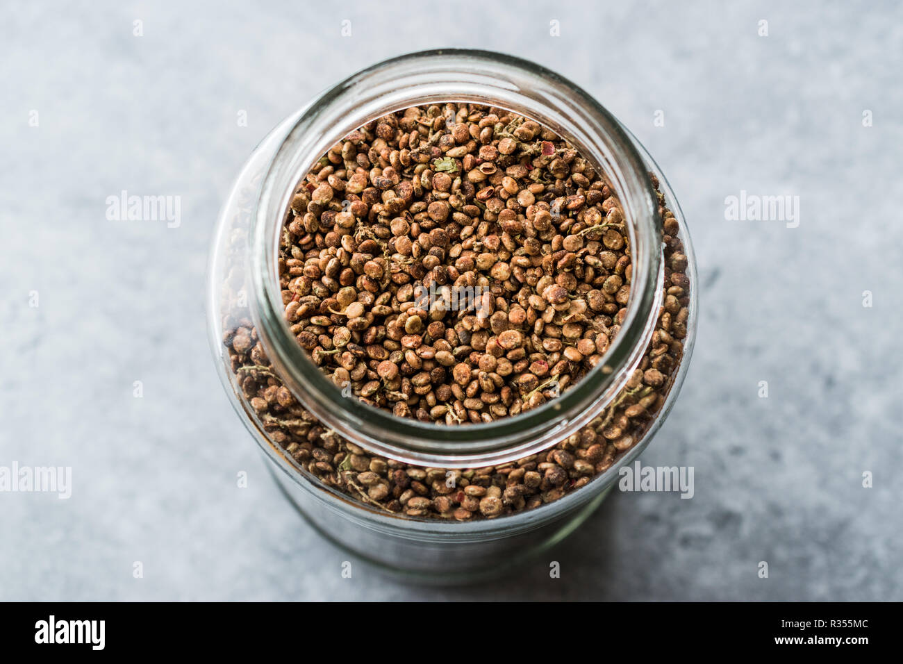 Un vasetto di semi di sommacco / raccolte Malosma Laurina Laurel Sumak. Spice organico. Foto Stock