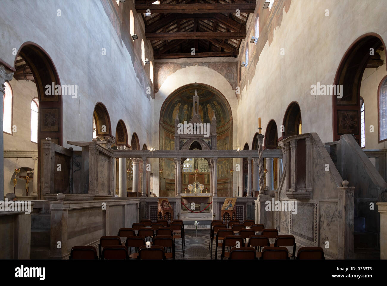 Rom, Roma, Santa Maria in Cosmedin, Blick nach Osten mit Chorschranke, Schola Cantorum Foto Stock