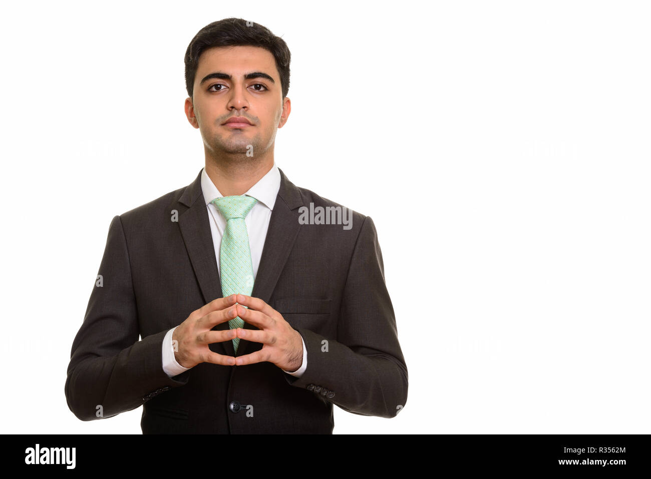Bel giovane imprenditore persiano intrecciare le dita insieme Foto Stock