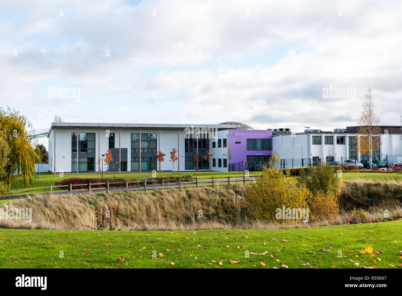 Northampton UK Novembre 11 2018: giornata soleggiata vista di weston favell academy building a Northampton. Foto Stock