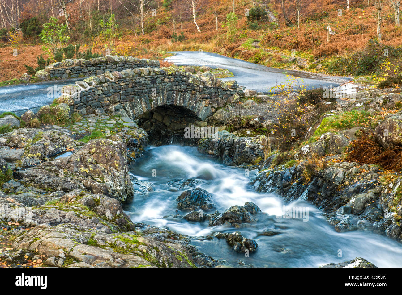 Ponte Ashness lungo la stretta corsia in salita a Watendlath borgo nel Nord Ovest Parco Nazionale del Distretto dei Laghi Foto Stock