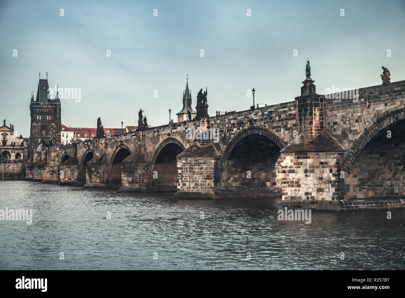 Il Ponte Carlo a Praga. Repubblica ceca. Vintage foto stilizzata con blu  filtro tonale Foto stock - Alamy