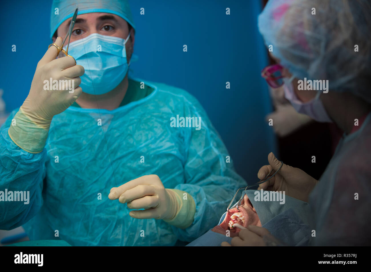 Dentista e assistente lavorando in cooperazione nel teatro operativo Foto Stock