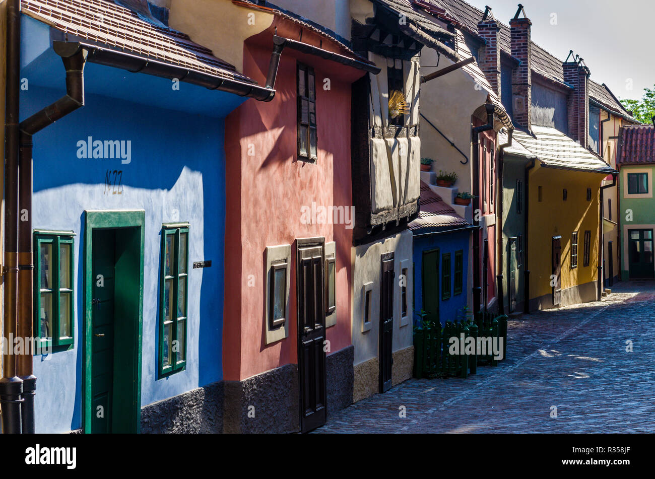 "Zlata Ulicka', il Golden Lane, che conduce dalla 'Hradčany'. La strada piena di piccole case è stato costruito in stile manieristico alla fine del XVI secolo Foto Stock