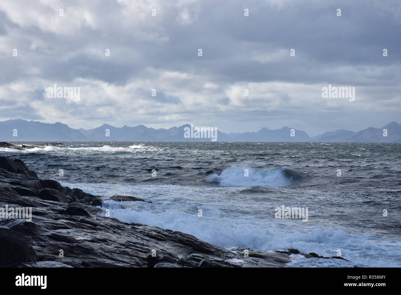 Andenes, Andøya, Vesterålen, Bukkekjerka, Felsküste, Atlantik, Norwegen, Brandung, Wildnis, stürmisch, in Wellen, Belgium.Wellen, Gischt, Fv 974, 974, Stein, Fels, selvatici, Foto Stock