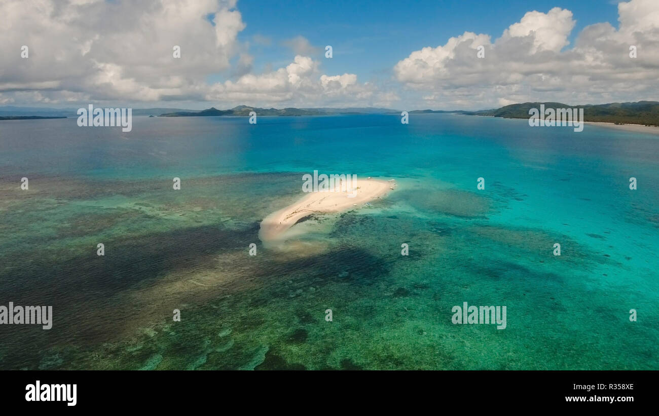 Vista aerea di bella sabbia isola tropicale con spiaggia di sabbia bianca e turisti. La sabbia bianca isola. Seascape: oceano e bellissima spiaggia paradiso. Filippine, Siargao. Concetto di viaggio. Foto Stock