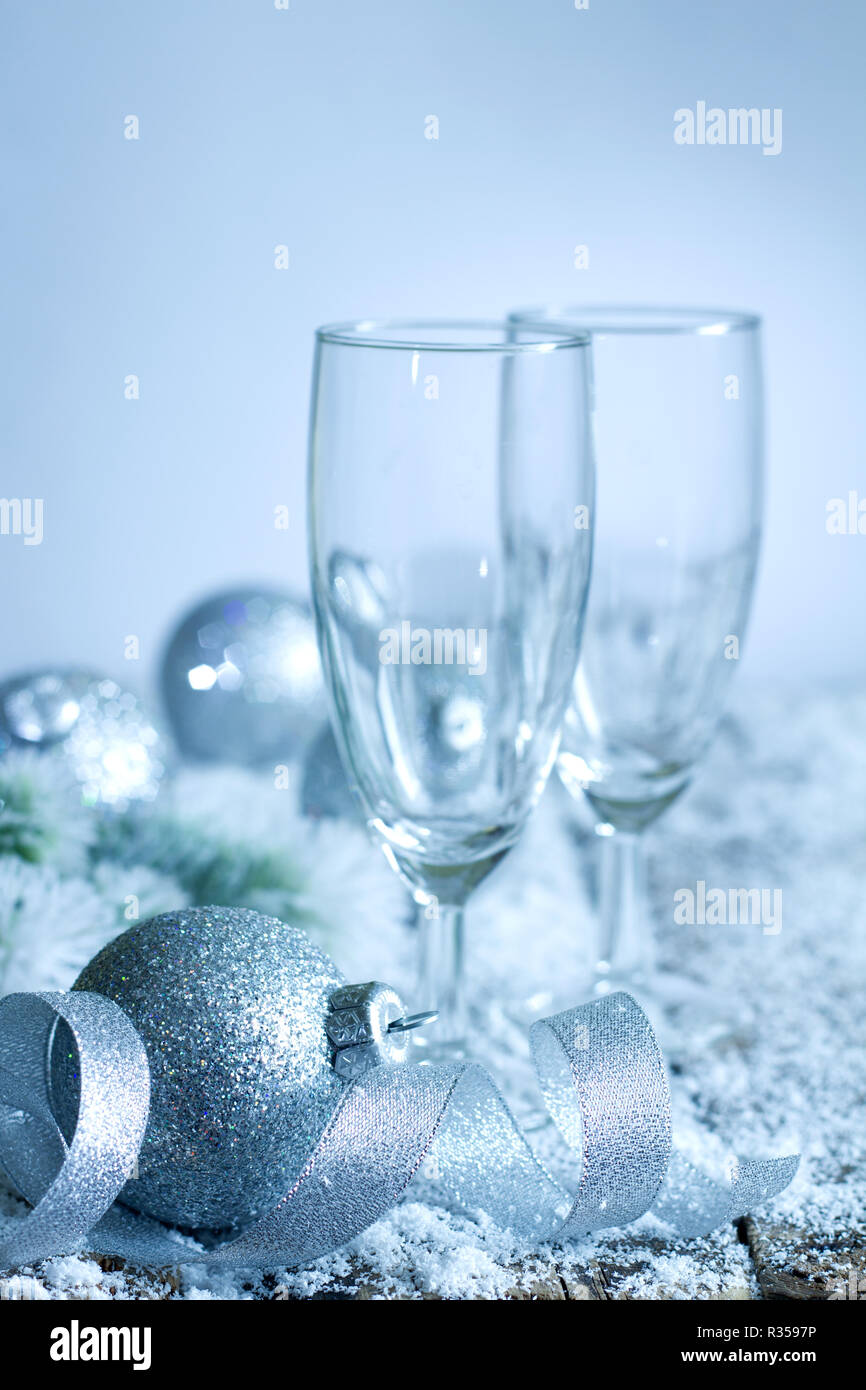 Natale Capodanno cena concetto di sfondo vuoto con bicchieri di champagne Foto Stock