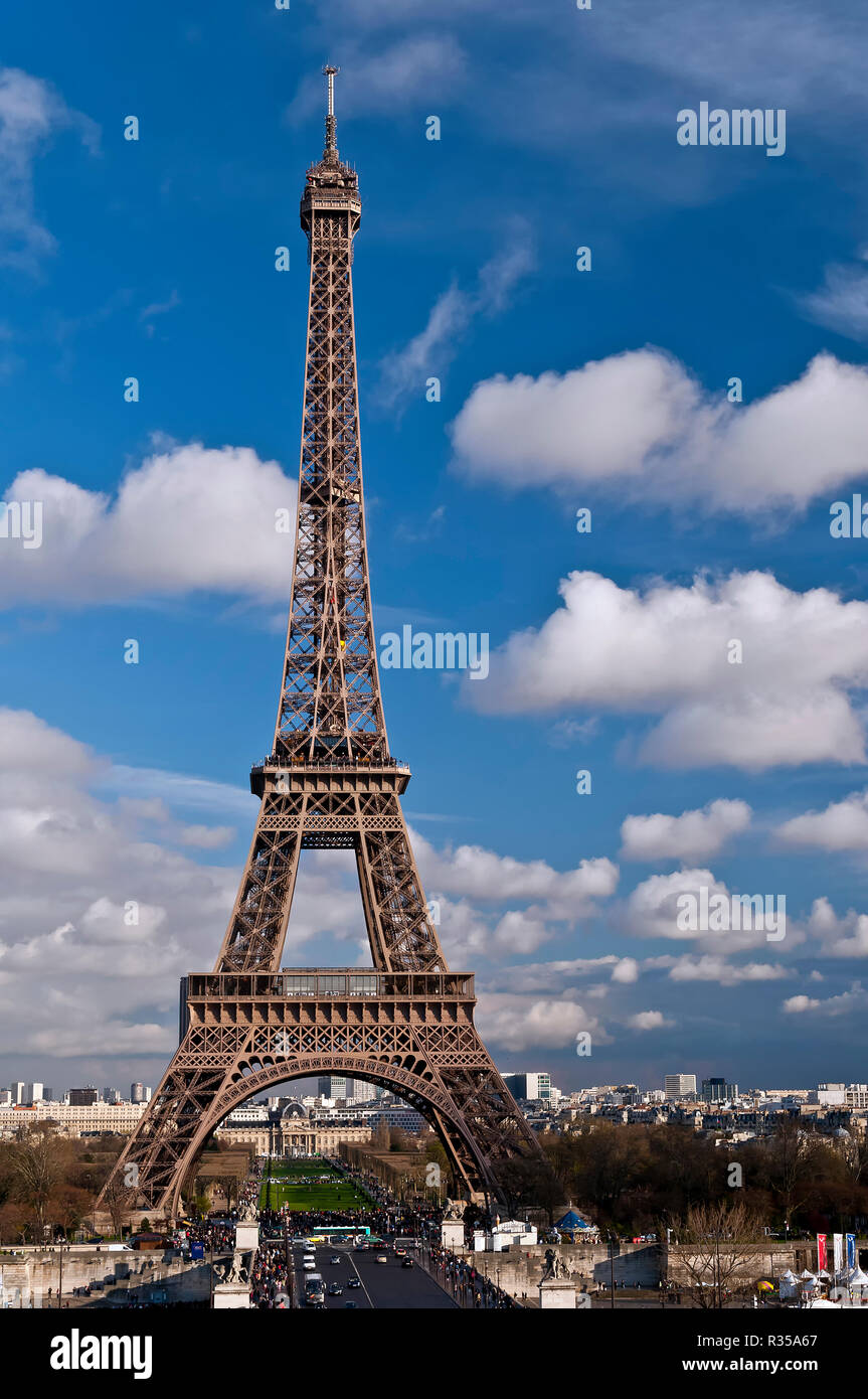 Bella vista sulla famosa Torre Eiffel a Parigi, Francia, contro un cielo drammatico Foto Stock