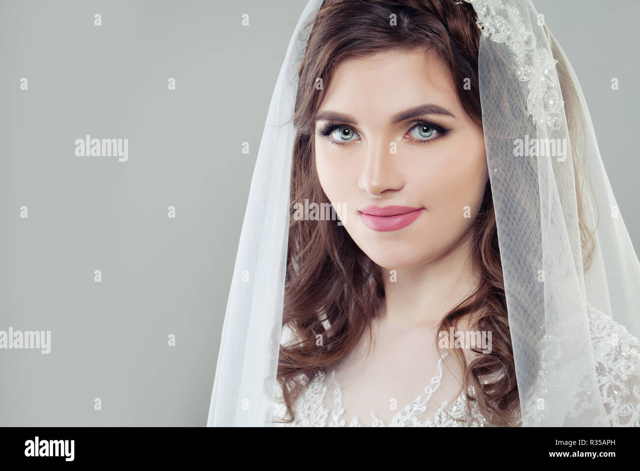 Giovane sposa una donna in velo, faccia closeup ritratto femminile Foto Stock