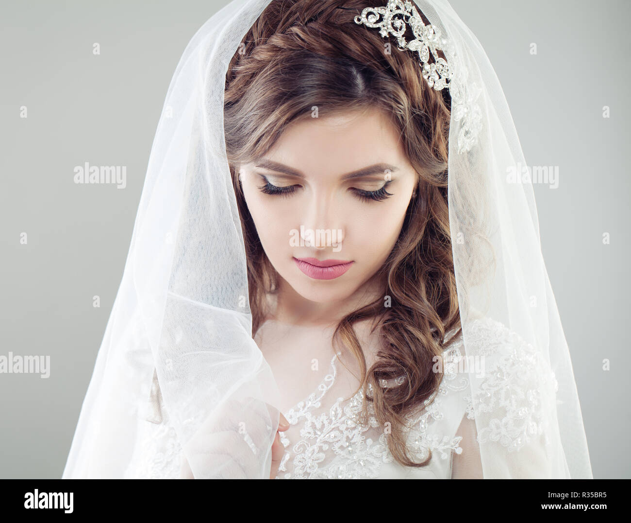 Sposa bella donna in velo, faccia closeup ritratto femminile Foto Stock