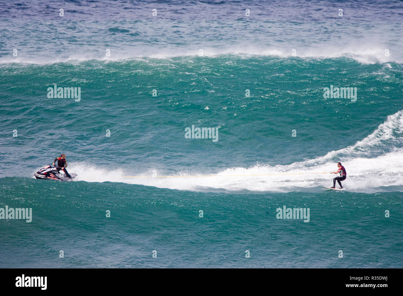 Cribbar Big wave percorse da Ben Skinner pro surfer da trainare da un jetski. Robert Taylor/Apex. Newquay, Cornwall, Regno Unito. Foto Stock