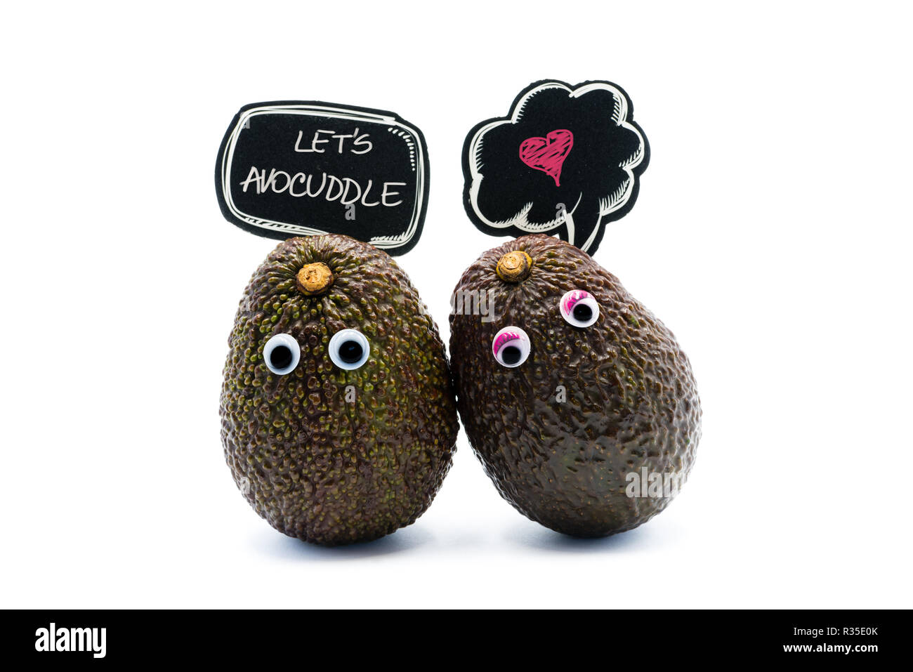 Romantico avocadi giovane con googly occhi e discorso bolla come uomo e donna, funny food concept per progetti creativi. Foto Stock