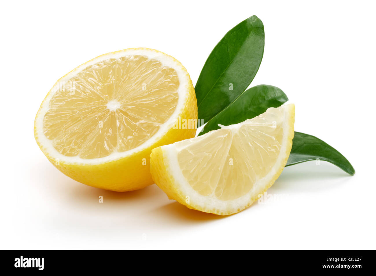 Limone fresco con foglie isolati su sfondo bianco Foto Stock