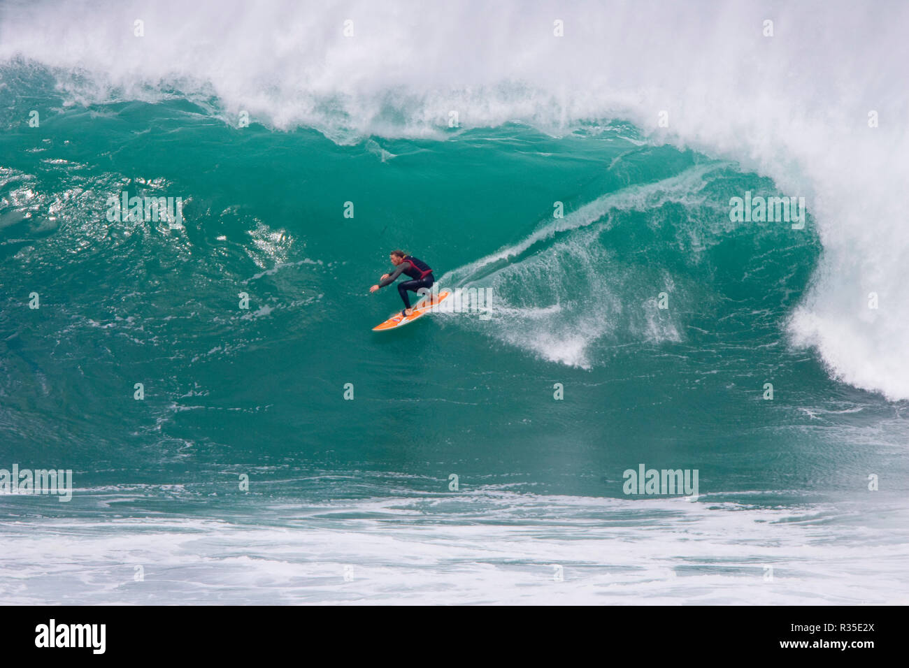 Cribbar Big wave percorse da Ben Skinner pro surfer da trainare da un jetski. Robert Taylor/Apex. Newquay, Cornwall, Regno Unito. Foto Stock
