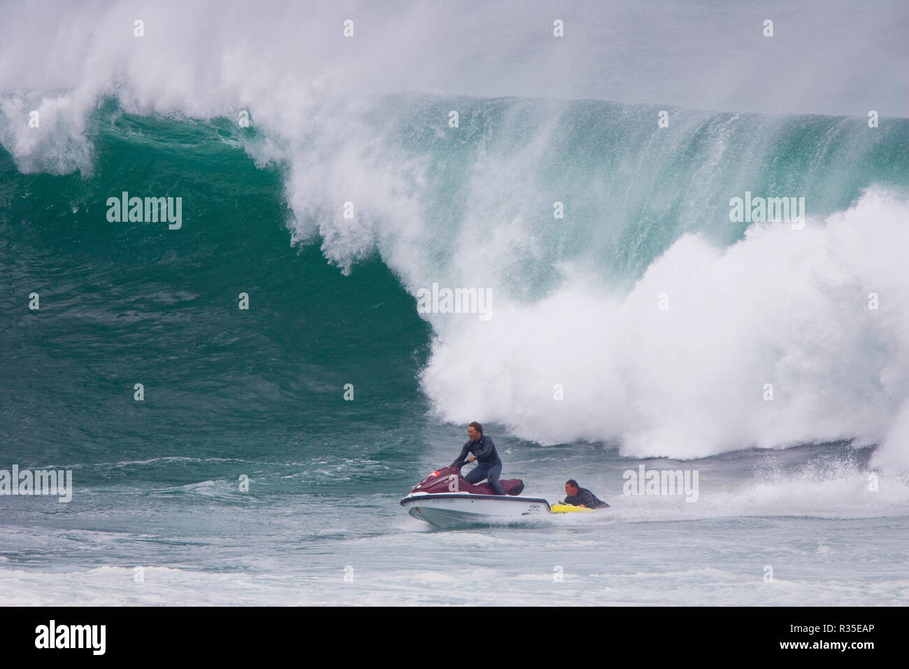 Cribbar Big wave percorse da Ben Skinner pro surfer da trainare da un jetski. Robert Taylor/Apex. Newquay, Cornwall, Regno Unito. Foto Stock