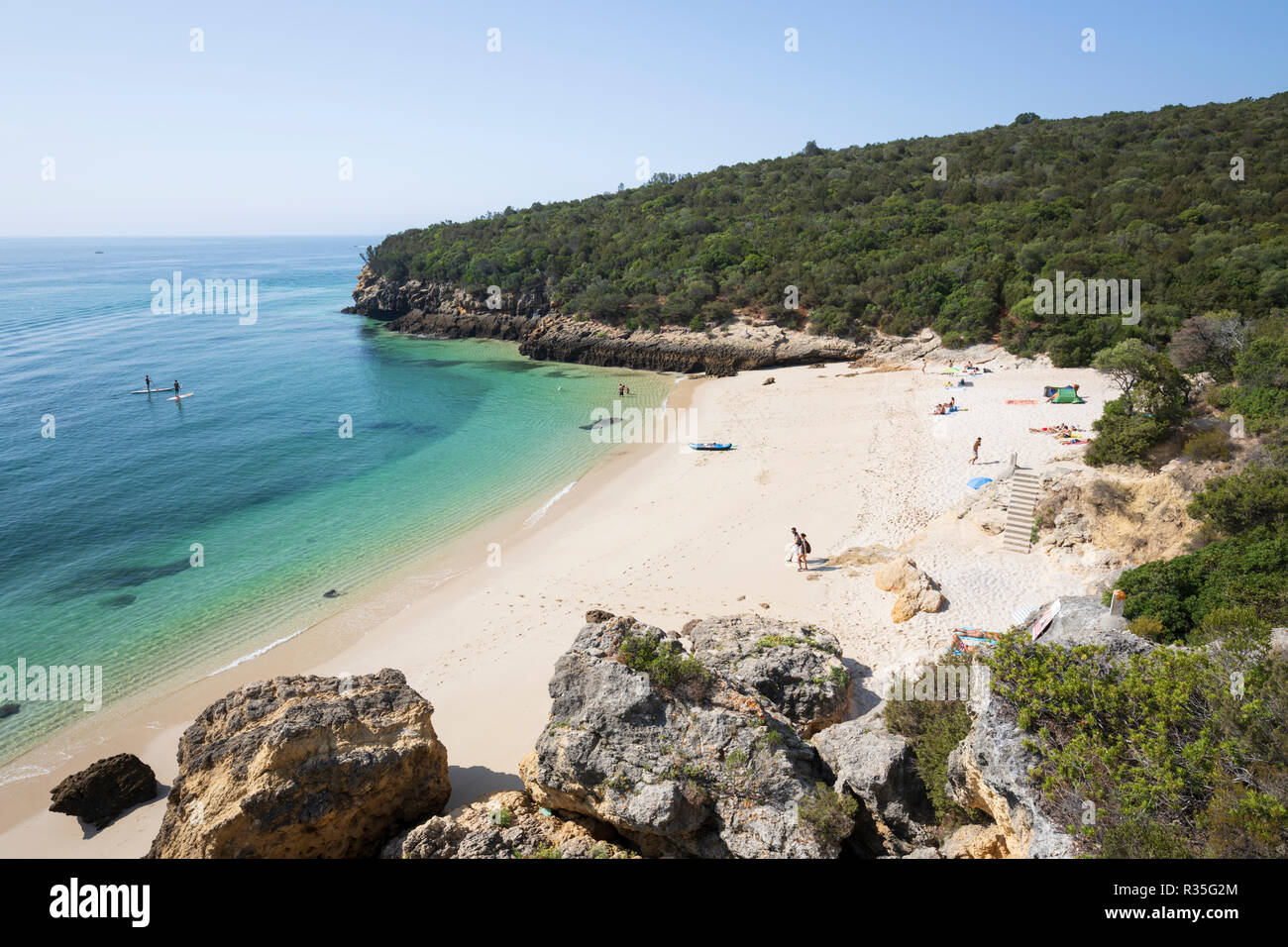 Praia dos Coelhos su mattinata estiva, Portinho da Arrabida, Parco Naturale di Arrabida, distretto di Setubal, regione di Lisbona, Portogallo, Europa Foto Stock