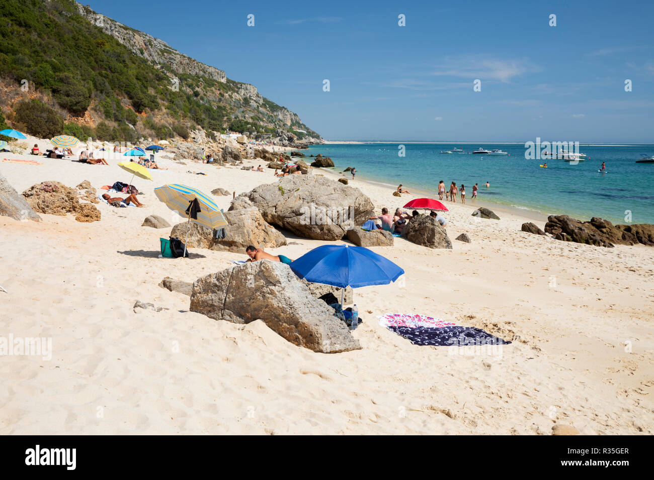 Vista su Praia de Galapinhos spiaggia in estate, Portinho da Arrabida, Parco Naturale di Arrabida, distretto di Setubal, regione di Lisbona, Portogallo, Europa Foto Stock