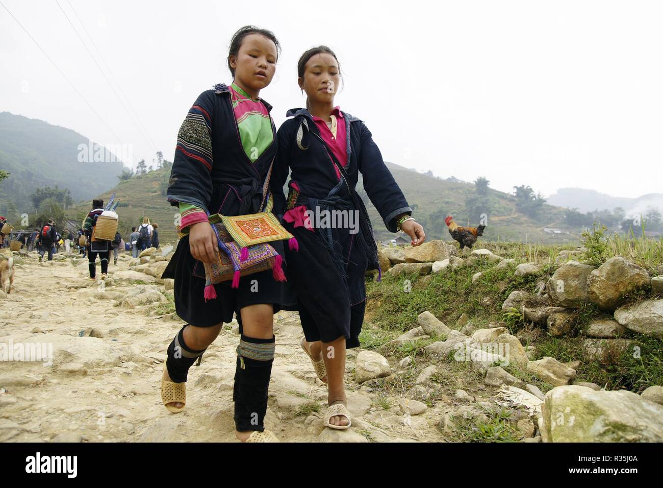 Sapa, Vietnam - Agosto 8, 2017: gli abitanti di un villaggio di vestiti nei  loro costumi tradizionali della tribù Hmong dalle montagne del Nord Vietnam,  confine con Ch Foto stock - Alamy