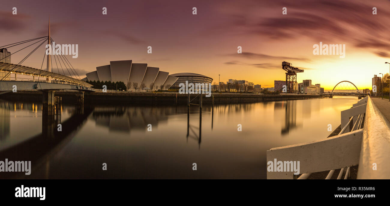 Una stupenda vista panoramica sunrise vista sul fiume Clyde riflettendo la campana's Bridge Armadillo, Hydro Arena, Finnieston gru e Clyde Arc Bridge. Foto Stock