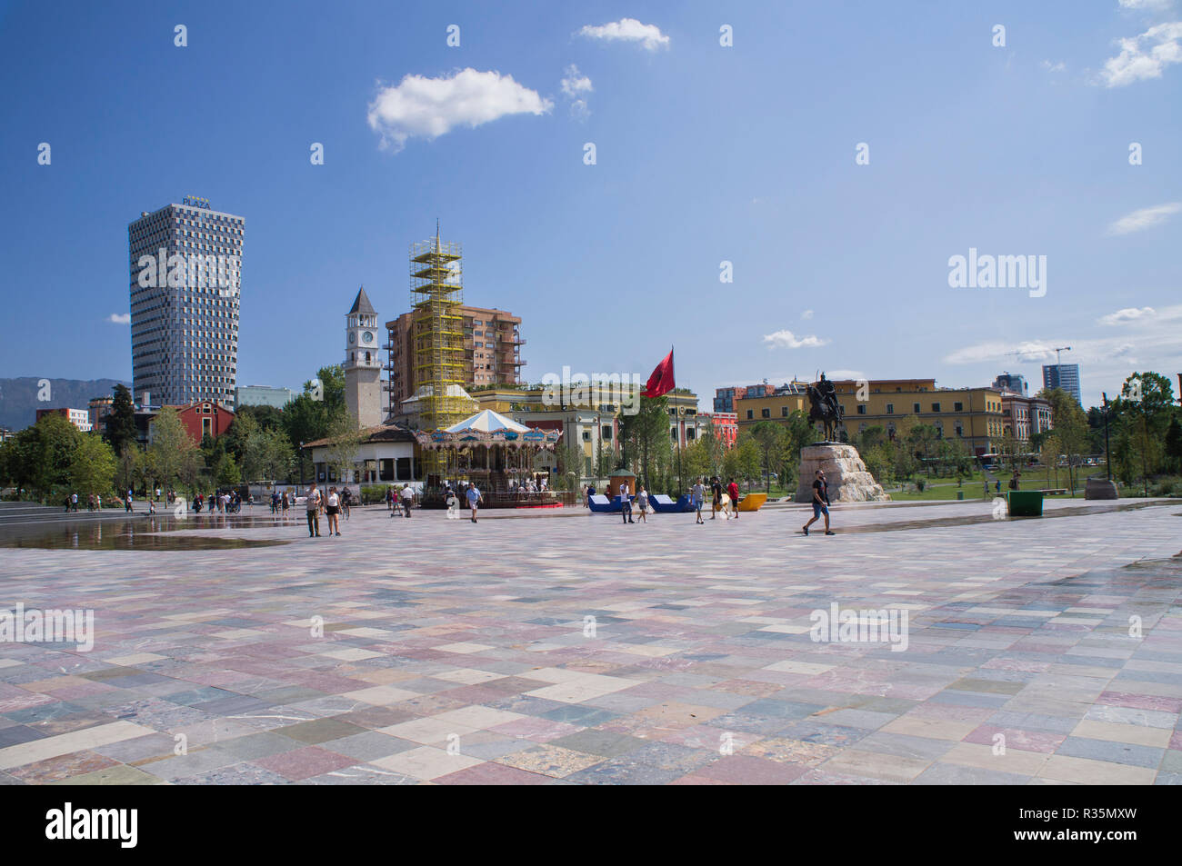 Il Plaza hotel di Tirana, Clock Tower, Hadji et'Hem Bey moschea, stile antico giostra, Skanderbeg statua equestre in Piazza Skanderbeg nel Tiran Foto Stock