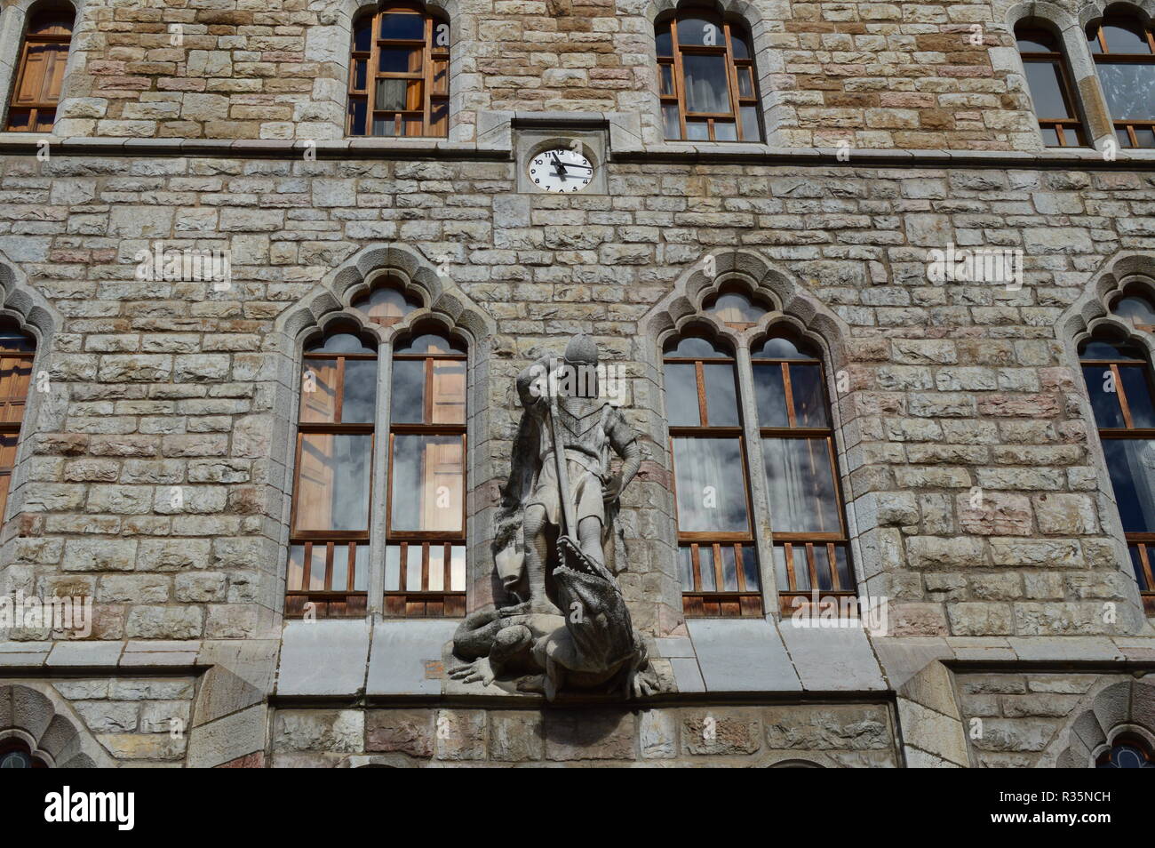 Orologio, San Giorgio e il drago sulla facciata principale della casa Babbucce Gaudi a Leon. Architettura, Viaggi, storia, street photography. Novembre 2, 2 Foto Stock