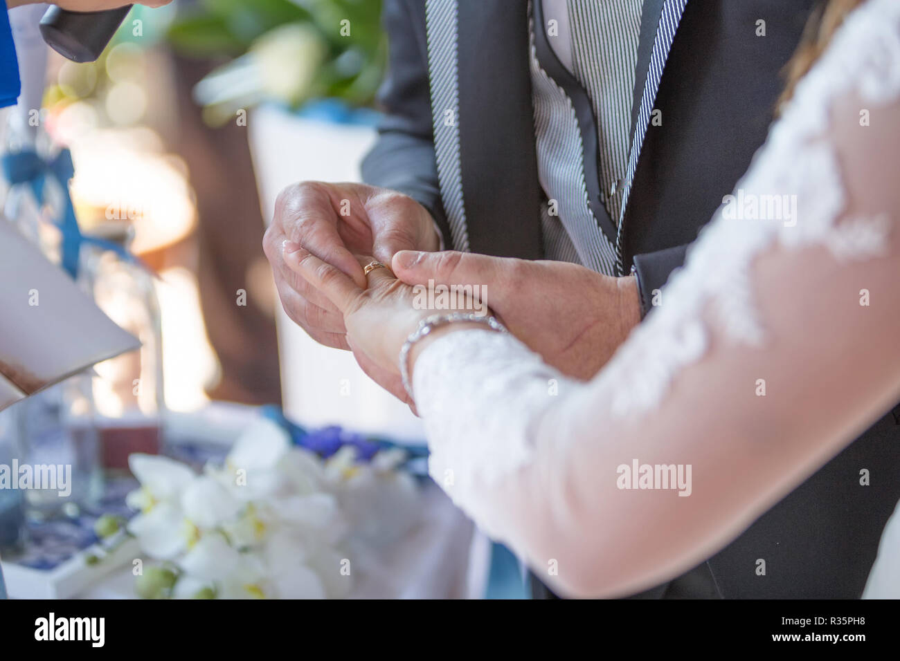 Scambio di anelli di nozze Foto Stock