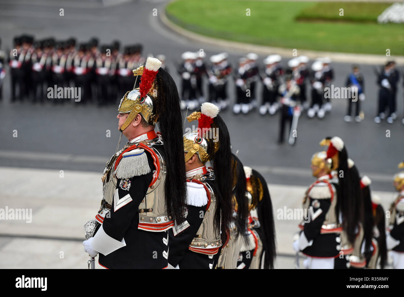 Roma, Italia - 16 Ottobre 2018: soldati provenienti da Italia la guardia nazionale di onore durante una cerimonia militare all Altare della Patria in Roma. Foto Stock