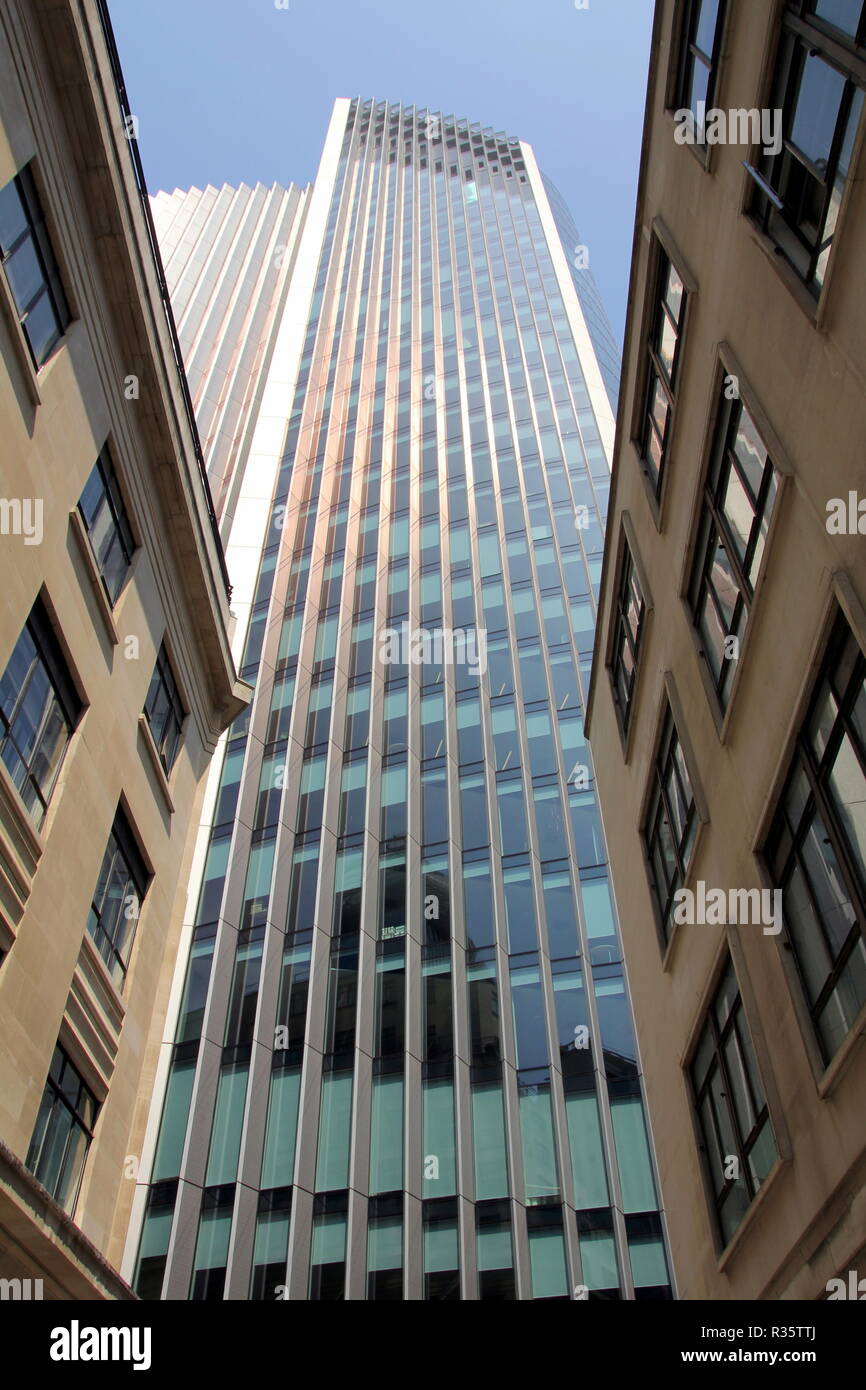 Il contrasto tra i vecchi e i nuovi edifici Foto Stock