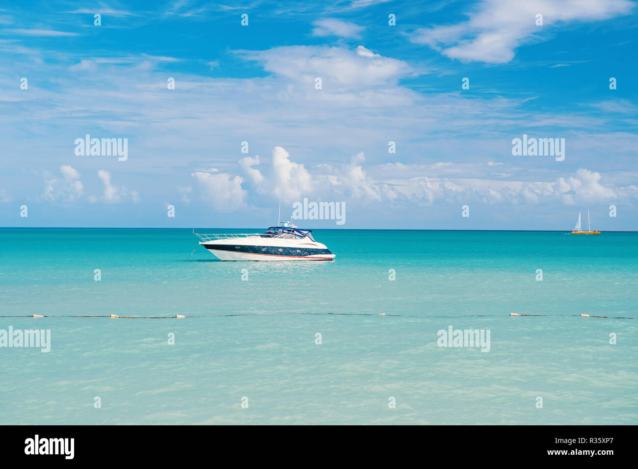 Esotiche della bellissima spiaggia di Marina di Antigua St. Johns con yacht barca in acqua blu e il cielo con le nuvole di piccole dimensioni Foto Stock