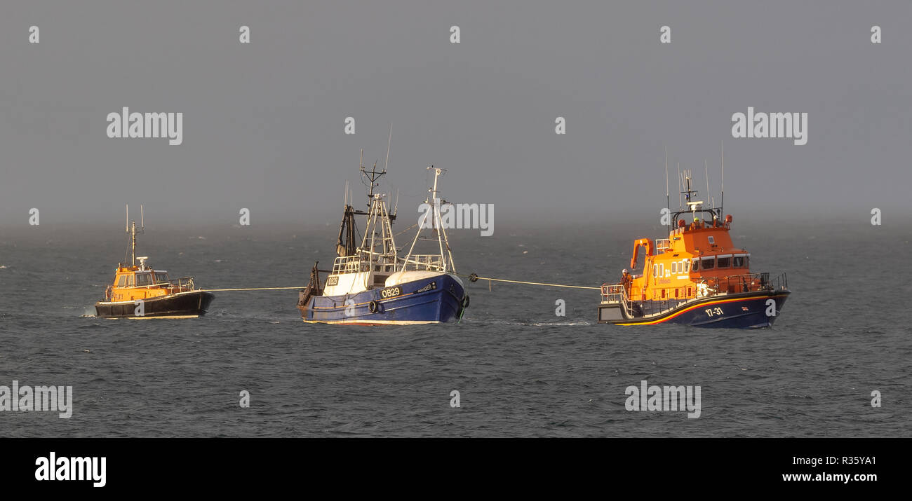 Questa è la base di Buckie barca da pesca, Ranger OB29 trainato indietro nel porto di Buckie martedì 20 novembre 2018 dall'Buckie scialuppa di salvataggio. Foto Stock