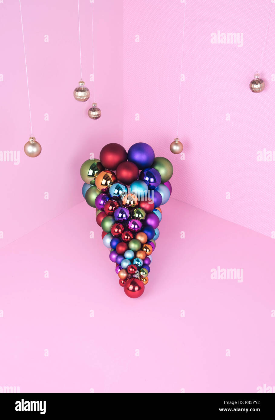 Albero di Natale fatto di palla rosa decorazione su sfondo rosa. Foto Stock