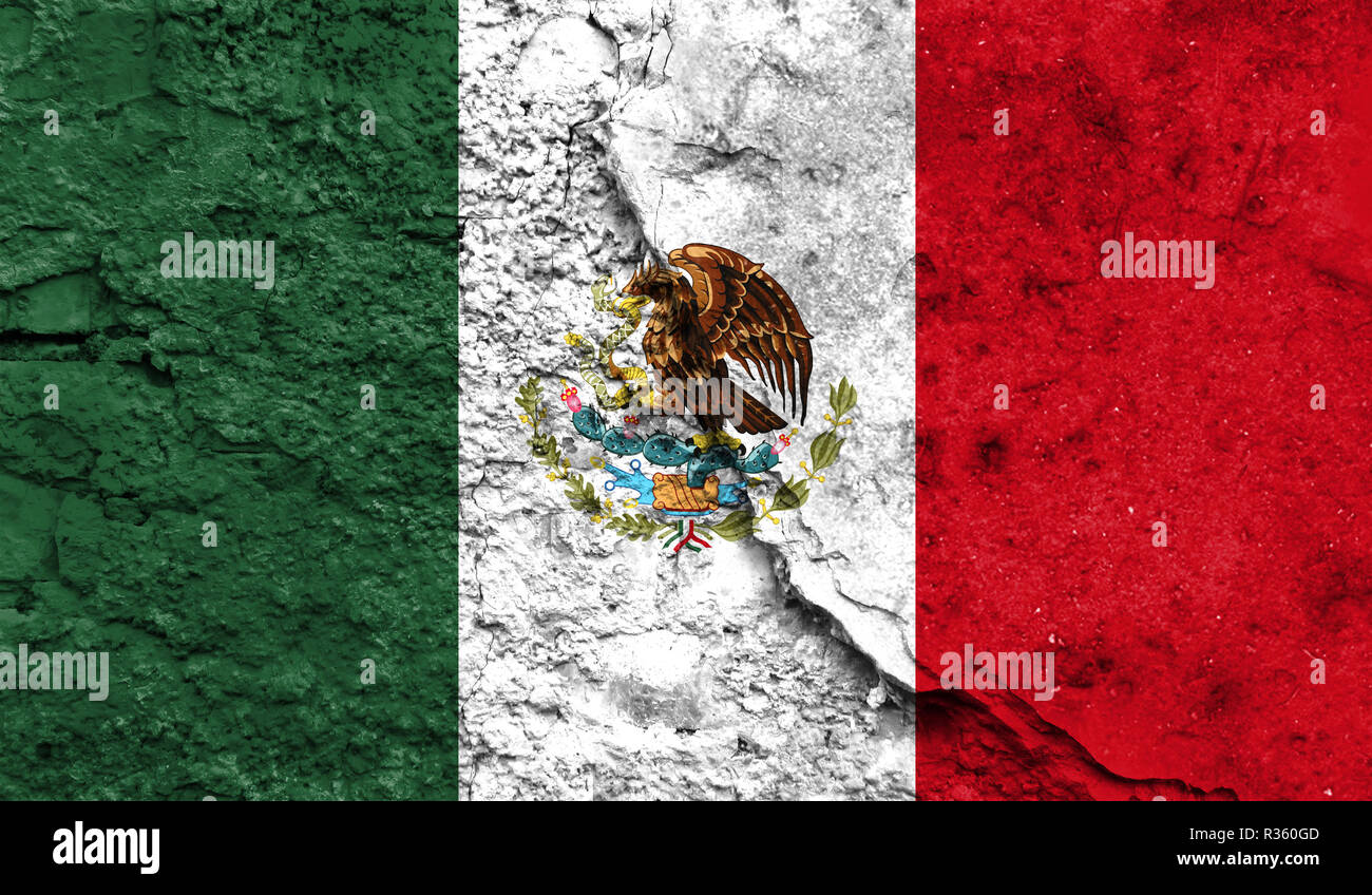 Bandiera del Messico close up dipinta su un muro incrinato, concetto di azioni armate e conflitti in tutto il mondo Foto Stock