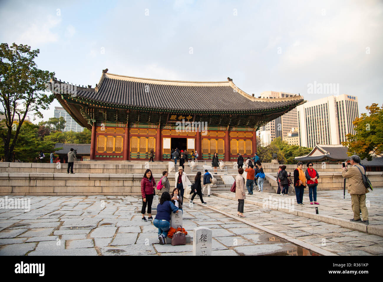 Seoul COREA 2018-23-ottobre unidentified viaggi turistici in Palazzo Deoksugung luogo famoso per i viaggi in Corea nel 2018-23-ottobre , Seoul COREA Foto Stock