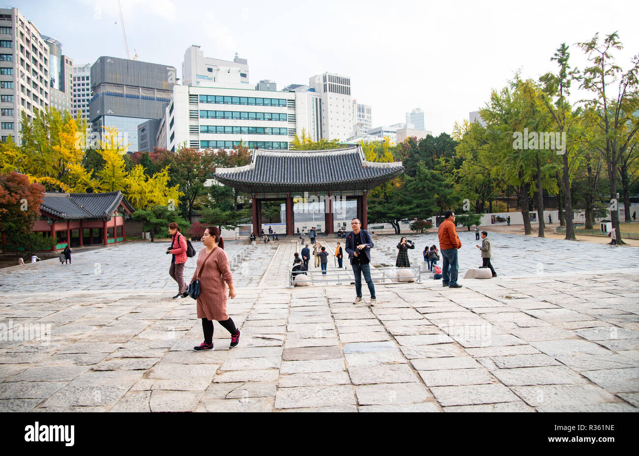 Seoul COREA 2018-23-ottobre unidentified viaggi turistici in Palazzo Deoksugung luogo famoso per i viaggi in Corea nel 2018-23-ottobre , Seoul COREA Foto Stock