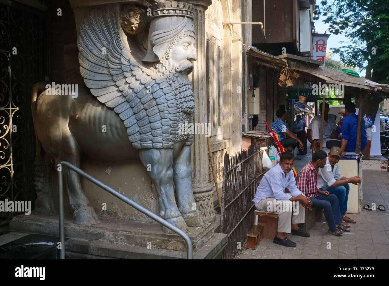 Un tempio del fuoco Parsee nella zona del forte di Mumbai, India, fuori dalla figura di un Lamassu, un toro con una testa umana e le ali di un essere soprannaturale Foto Stock