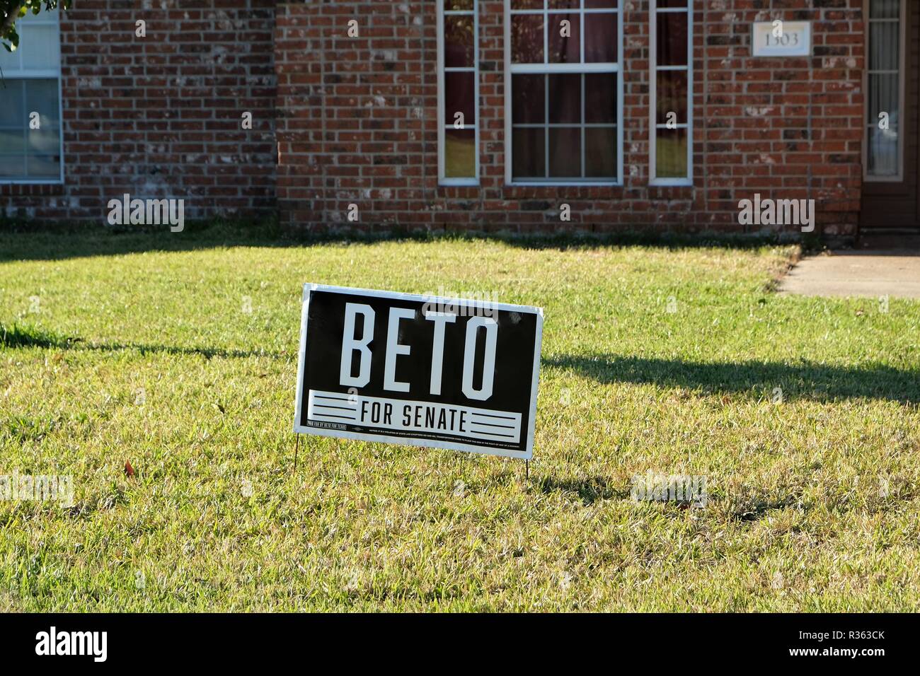 Beto per campagna di senato segno su un prato di un Texas, Stati Uniti d'America home; Beto O'Rourke 2018 campagna per il senato degli Stati Uniti dal Texas. Foto Stock