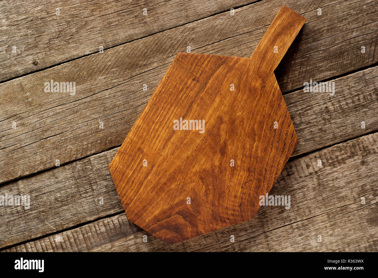 Oak tagliere di legno sul tavolo da cucina. Vista superiore Foto Stock