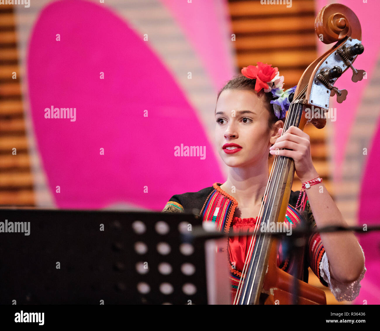 Folklore Ensemble di prove in Sud Villaggio bulgaro Shiroka Laka in Smolyan comune, architettonico e il folklore di riserva nel Rhod centrale Foto Stock